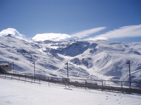 Snowy mountain and ski track views © Booking.com/Hotel Montesol Arttyco