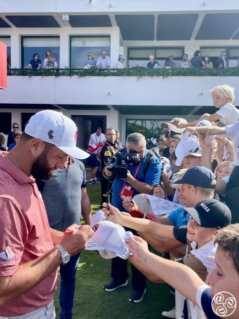 Jon Rham signing autographs at Andalucia Masters © Michelle Chaplow