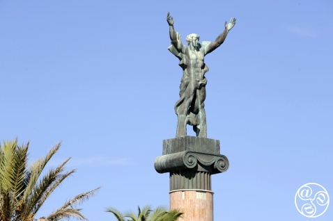 The statue, called 'La Victoria' is built of bronze and copper and stands on top of a 26m (85ft) tall granite column. It was designed by the famous Georgian sculptor, Zurab Tsereteli.  © Michelle Chaplow