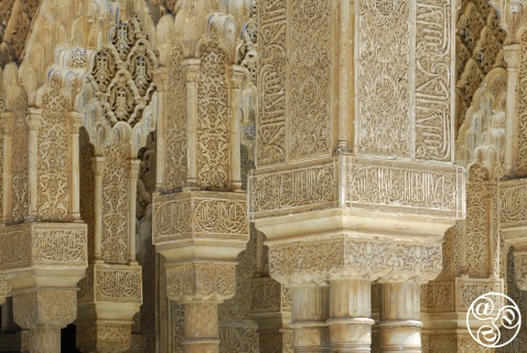  Alhambra feature a recurring inscription in Arabic: (There is no victor but Allah). In addition, other inscriptions include poetry by Ibn Zamrak.