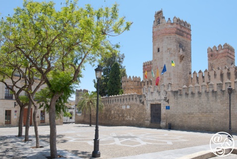 Explore the historic Plaza de Alfonso X El Sabio in El Puerto de Santa María, a charming square surrounded by beautiful architecture, local cafes, and rich local culture © Michelle Chaplow