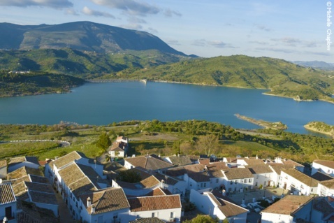 Views from the village to the turquoise reservoir © Michelle Chaplow