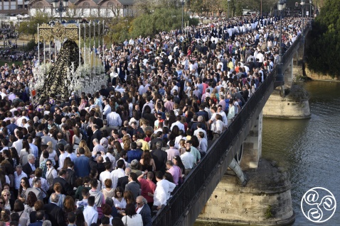 The procession of the Virgen de la Estrella, Triana, Seville © Michelle Chaplow