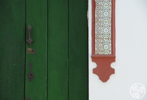 Simple, elegant doorway in Galaroza © Michelle Chaplow