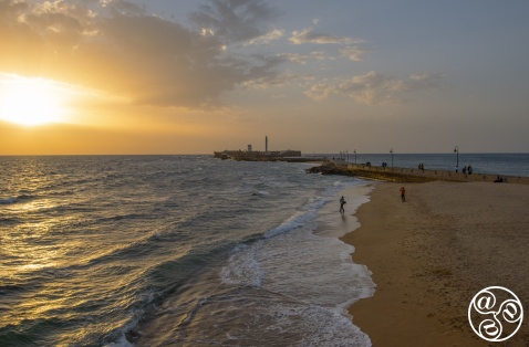 Sunset stroll to the Castle of San Sebastián along Paseo Fernando Quiñones — pure Cádiz magic © Michelle Chaplow