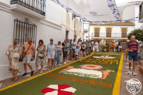 The main street, Calle Real, has an awning to protect the petals from the sun and it is very pleasant to work under the shady canopy. The main street, Calle Real, has an awning to protect the petals from the sun and it is very pleasant to work under the shady canopy. © Michelle Chaplow