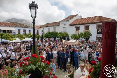 The Corpus procession passes through the Plaza de España in the village of Benalmadena. The priest gives a blessing at the ornate open-air altar and the town band accompanies the procession. The Corpus procession passes through the Plaza de España in the village of Benalmadena. The priest gives a blessing at the ornate open-air altar and the town band accompanies the procession. © Michelle Chaplow