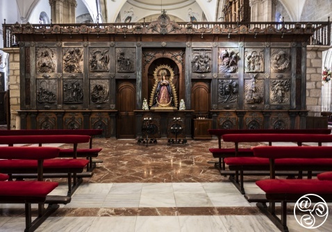 The elaborate baroque screen of the altar of the Virgin del Mayor Dolor © Michelle Chaplow