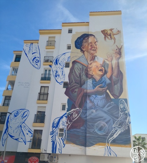 'El vínculo que nos une' ('The bond that unites us') is by artist Ignacio Basave Cavanna from Madrid.