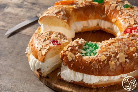 Breakfast is a special occasion on the Three Kings day, January 6th with the Three Kings’ Cake ( Roscón de Reyes) © istock