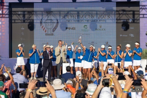 King Felipe and and John A Solheim presented the Solheim Cup to the European Team ©Solheim King Felipe and and John A Solheim presented the Solheim Cup to the European Team ©Solheim