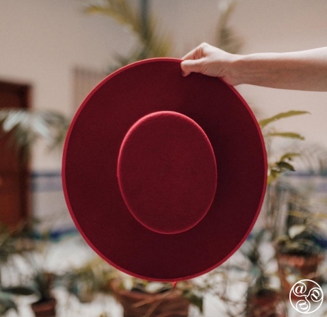 The traditional red Cordobés hat, perfect for turning heads at the feria! © Maquedano