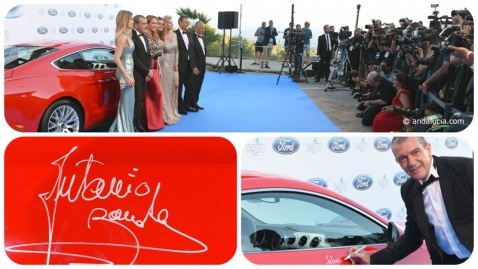 Starlite Gala 2016, Antonio Banderas signing the vibrant red  © andalucia.com