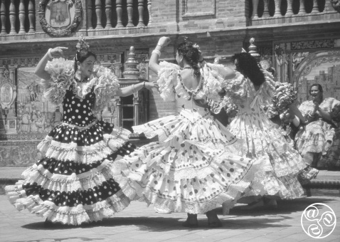 Dancing in Plaza de España 1996 © Michelle Chaplow Dancing in Plaza de España 1996 © Michelle Chaplow