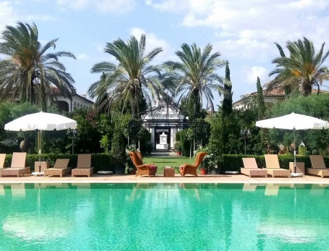 Pool-side view © Booking.com / Hotel Monasterio de San Martín