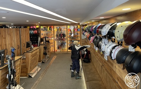 There are plenty of options in Pradollano to rent of buy ski and snowboarding equiptment